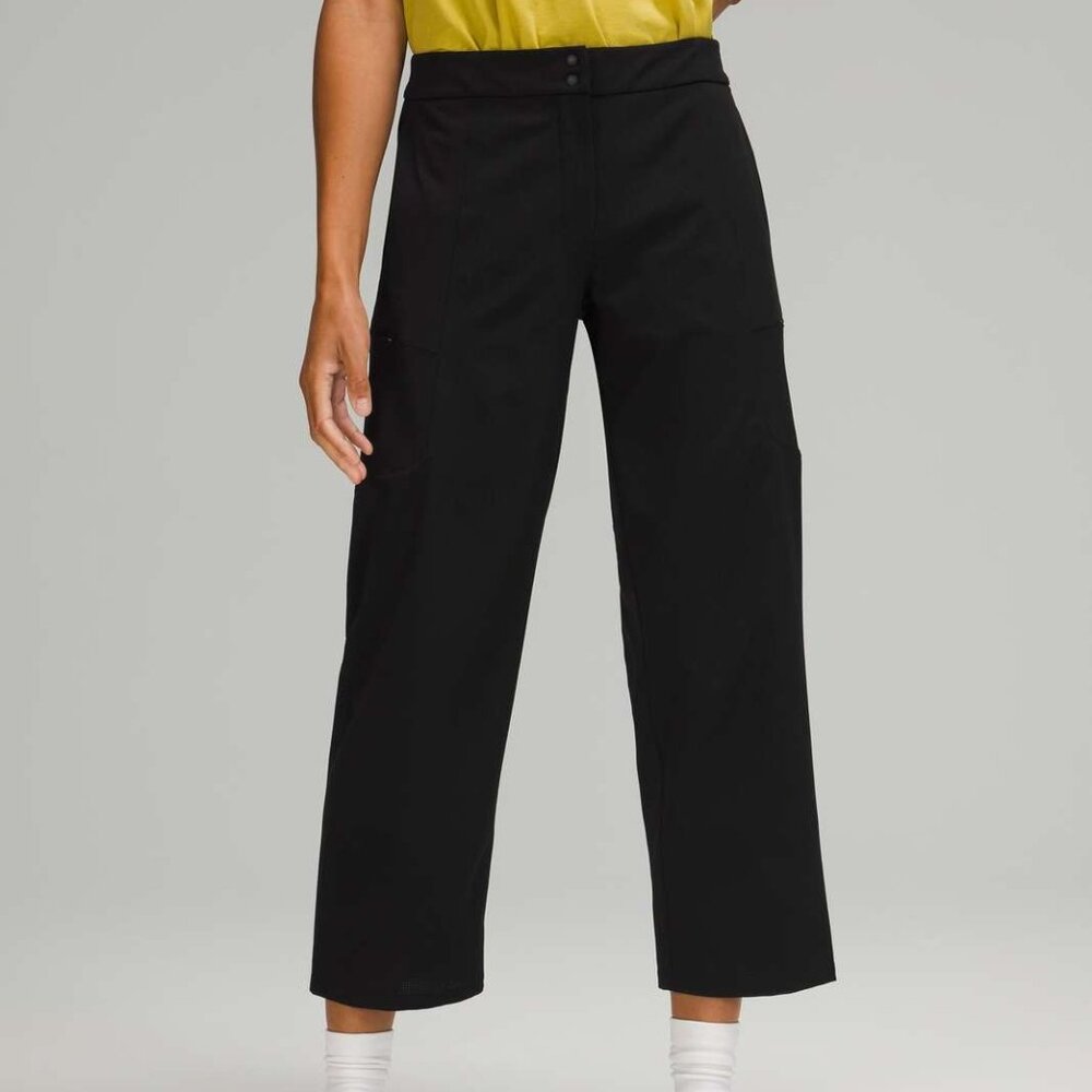 Lululemon Ventilight Cargo MR Crop 26”L  4 Way Stretch Women's Size 8 Black EUC